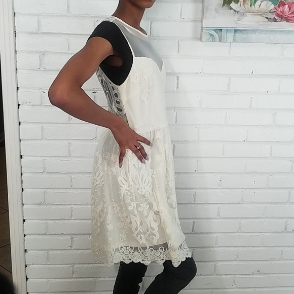 Beautiful white lace dress. - Picture 7 of 8